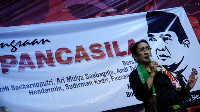 Sukmawati Soekarnoputri memberikan pemaparannya pada acara seminar kebangsaan