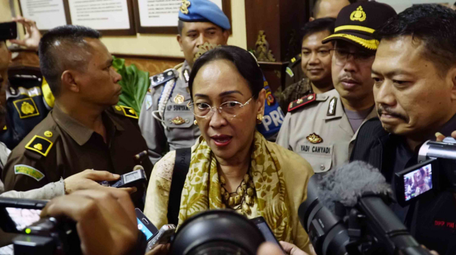 Sukmawati Soekarnoputri diwawancara media 