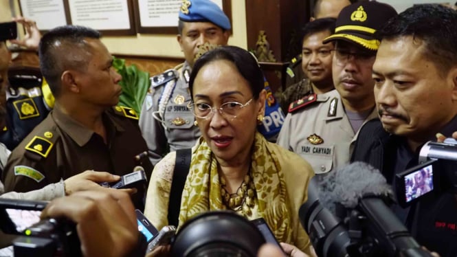 Sukmawati Soekarnoputri diwawancara media 