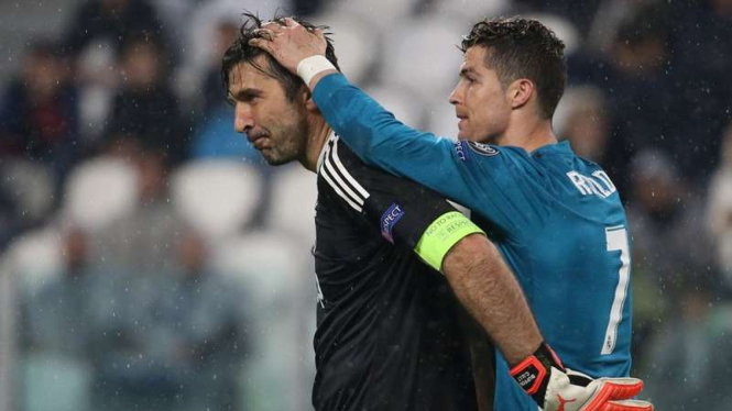 Cristiano Ronaldo (kanan) menghibur kiper Juventus, Gianluigi Buffon (kiri)