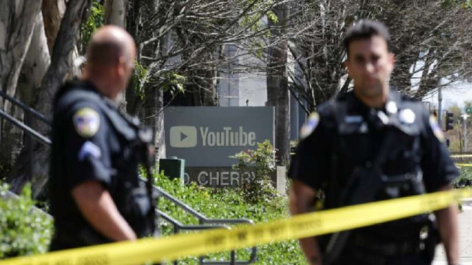 Polisi melakukan olah TKP penembakan di Kantor Pusat YouTube, California, AS