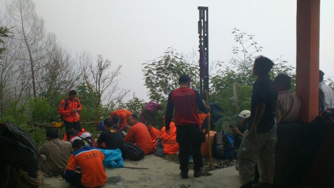 Tim SAR melakukan pencarian pendaki asing yang hilang di Gunung Merbabu 