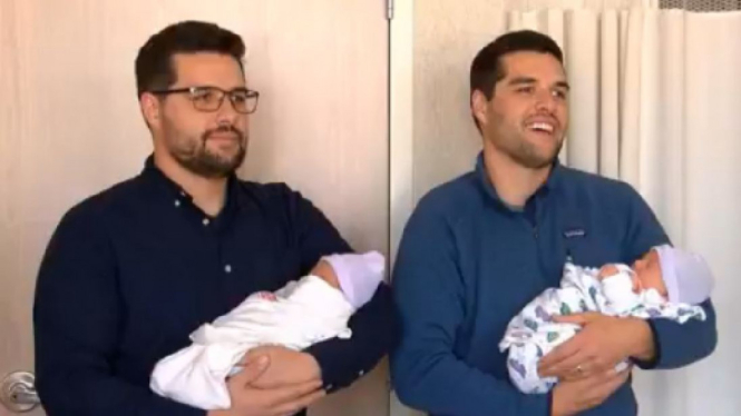 Justin (kiri) dan Josh Thorington (kanan) bersama bayi mereka