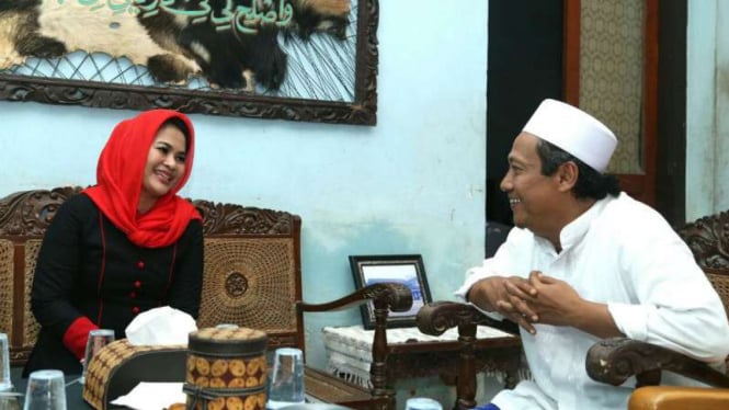 Calon wakil gubernur Jawa Timur, Puti Guntur Soekarno Putri, bersilaturahmi dengan KH Fuad Dimyati, pengasuh Pesantren Tremas, di Pacitan pada Selasa, 3 April 2018.