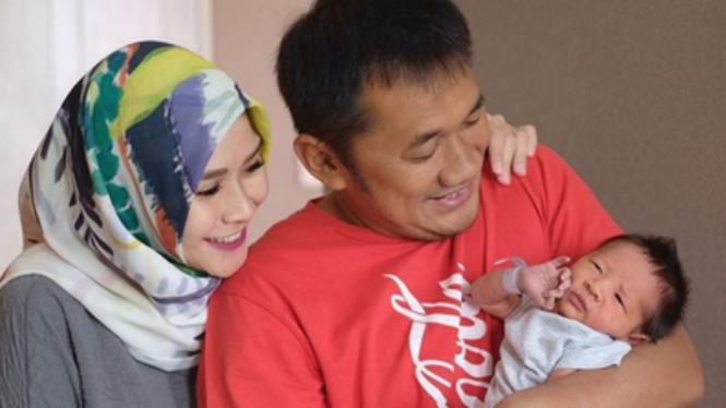 Bayi Zaskia Mecca dan Hanung Bramantyo disunat di usia 4 hari