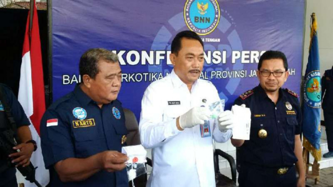 Aparat BNN Jawa Tengah memperlihatkan barang bukti narkoba dan pelaku peredaran barang haram itu yang dipesan dari Belanda dalam konferensi pers di kantornya pada Rabu, 4 April 2018.