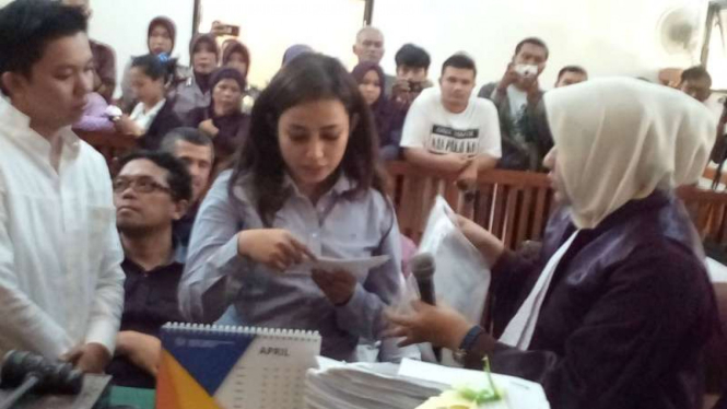 Esti Agustin, mantan kekasih sejenis Kiki Hasibuan si bos PT First Travel, dalam sidang di Pengadilan Negeri Depok pada Rabu, 3 April 2018.