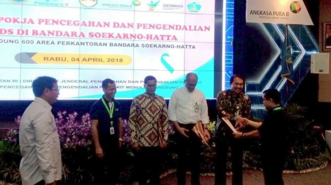 Kemenkes memberikan sertifikat kelaikan sanitasi maskapai di Bandara Soetta