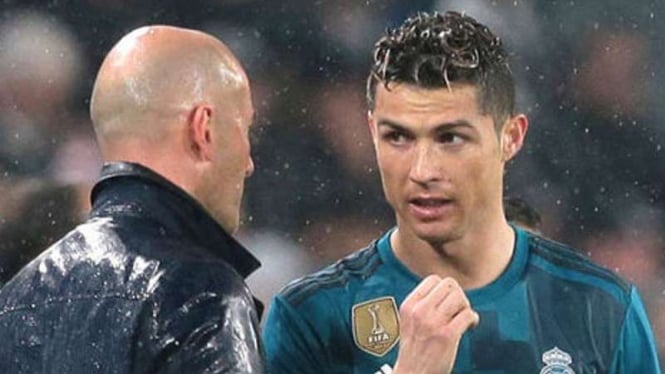 Cristiano Ronaldo (kanan) saat masih di Real Madrid dan Zinedine Zidane.