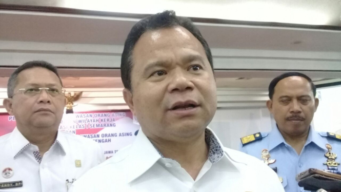 Direktur Jenderal Imigrasi Kemenkumham, Ronny F Sompie, usai mengukuhkan anggota Timpora tingkat kecamatan di Semarang, Jawa Tengah, pada Rabu, 4 April 2018.