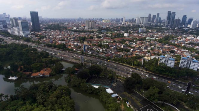 Foto udara kawasan ruang terbuka hijau (RTH)  Taman Ria Senayan, Jakarta.