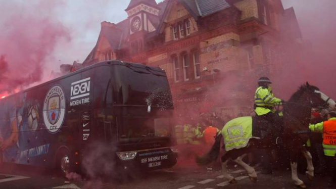 Bus rombongan Manchester City tiba di Anfield