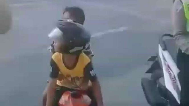 Anak TK naik motor diberhentikan polisi