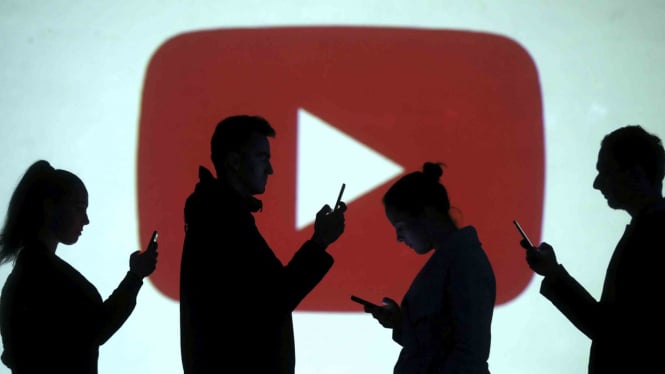 Siluet pengguna perangkat di antara logo YouTube.