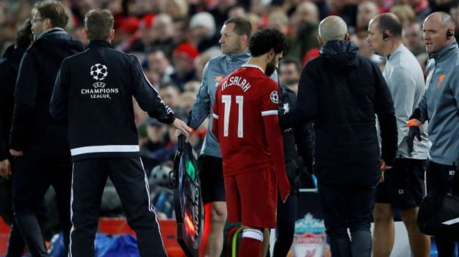 Winger Liverpool, Mohamed Salah ditarik keluar karena mengalami cedera.