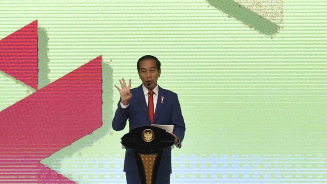 Presiden Joko Widodo menyampaikan arahan saat pembukaan Industrial Summit 2018