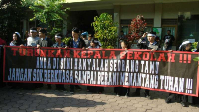 Para siswa SMA Negeri 2 Kota Malang memboikot kegiatan belajar-mengajar dengan berdemonstrasi di halaman sekolah mereka pada Kamis, 5 April 2018.