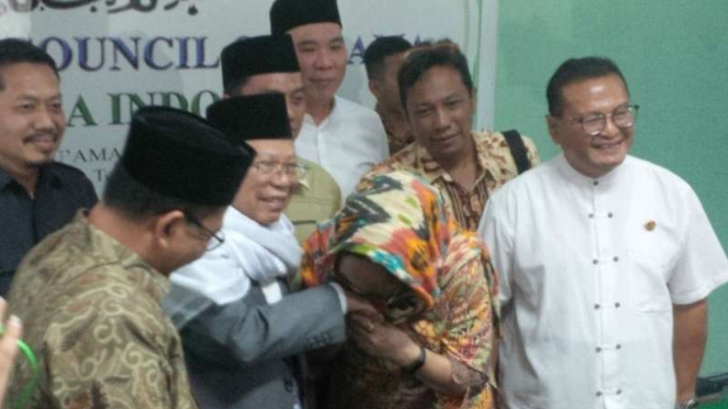 Sukmawati sungkem ke Ketua MUI, Ma'ruf Amin, Kamis, 5 April 2018.