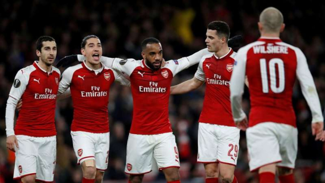 Para pemain Arsenal merayakan gol Alexandre Lacazette (tengah)