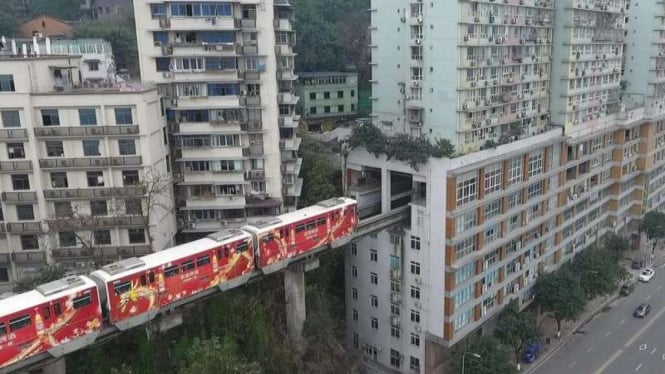 Apartemen dilewati jalur kereta di China