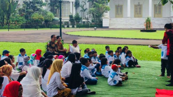 Presiden Jokowi menerima anak-anak penderita kanker di Istana Bogor