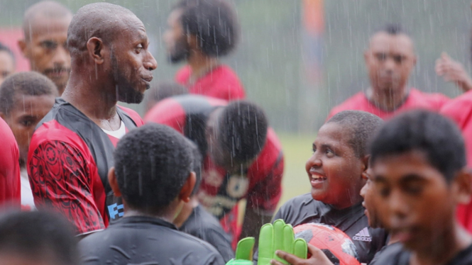 Pemain Persipura Jayapura, Boaz Solossa bersama anak SSB di Timika