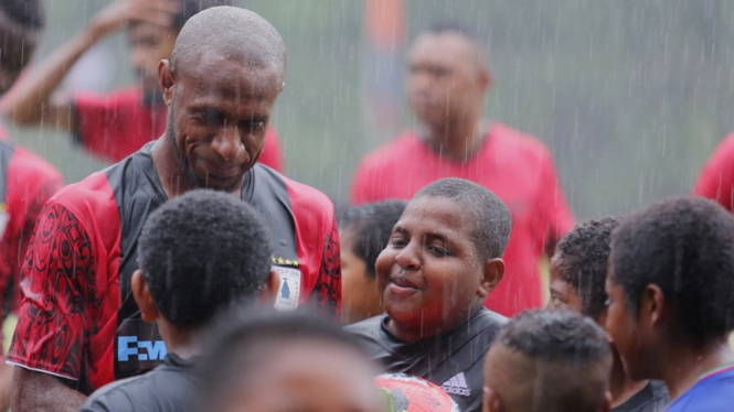 Pemain Persipura Jayapura, Boaz Solossa bersama anak SSB di Timika