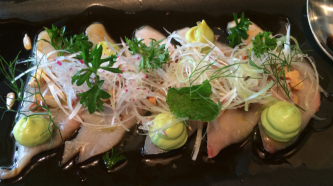 Hamachi Sashimi di Vong Kitchen.