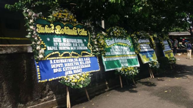 Karangan bunga di sekitar rumah pensiunan TNI AL yang tewas dibunuh di Cilandak
