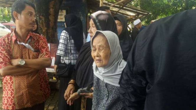 Sopiah (kerudung abu), istri pensiunan TNI AL yang tewas dibunuh di Cilandak