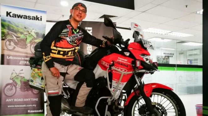 Stephen Langitan bersama motor yang ditungganginya.