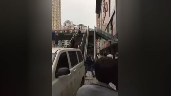 Eskalator rontok di China.