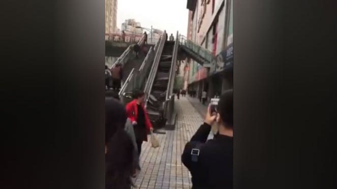 Eskalator rontok di China.