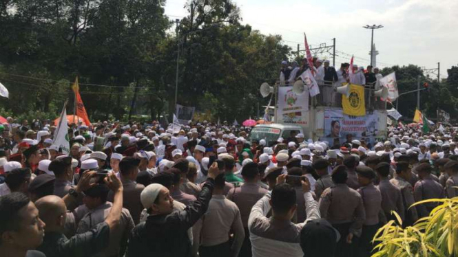 Aksi Bela Islam 64 menuntut proses hukum terhadap Sukmawati Soekarnoputri.