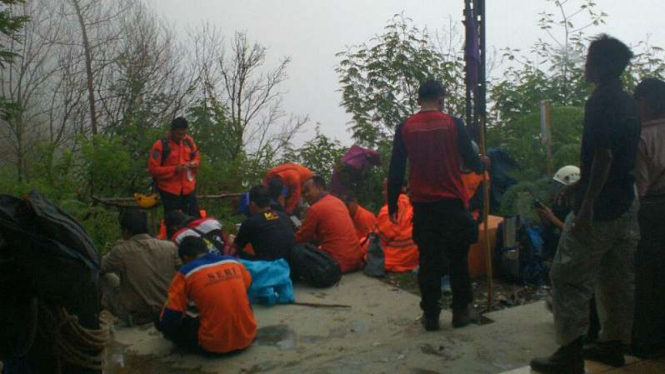 Tim SAR mencari pendaki asal Selandia Baru yang hilang di Gunung Merbabu, Jawa Tengah, pada Jumat, 6 April 2018.