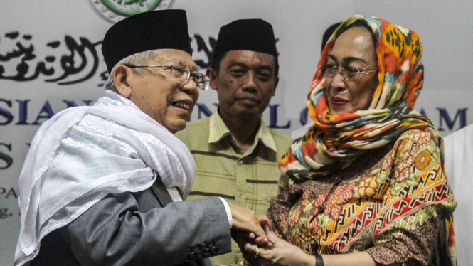 Ketua Umum Majelis Ulama Indonesia (MUI) KH Ma'ruf Amin (kiri) berjabat tangan dengan Sukmawati Soekarnoputri (kanan)