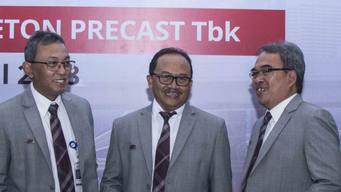 Direktur Utama PT Waskita Beton Precast Tbk (WSBP), Jarot Subana (tengah)