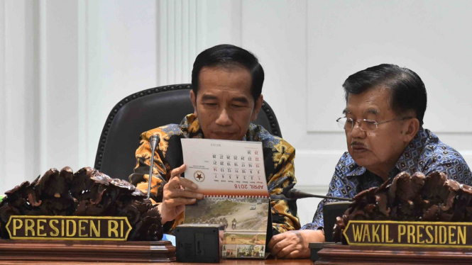 Presiden Joko Widodo (kiri) bersama Wakil Presiden Jusuf Kalla (kanan) 