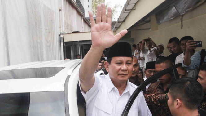 Ketua Umum Partai Gerindra Prabowo Subianto melambaikan tangan