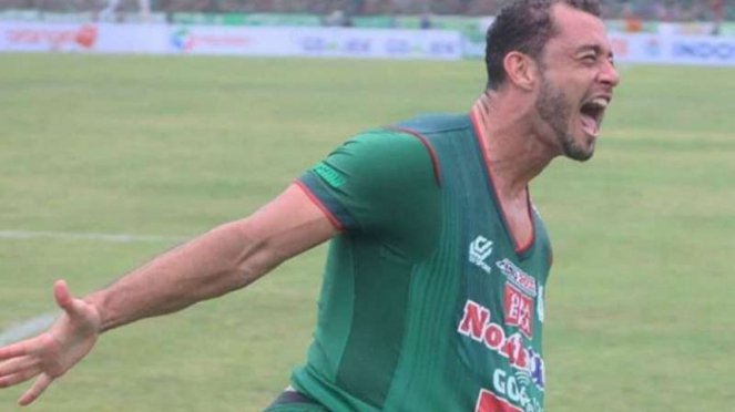 Bek PSMS Medan, Reinaldo Lobo, rayakan gol ke gawang Persija Jakarta.