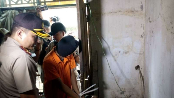 Tersangka perakit senjata saat reka adegan di rumahnya di Cipondoh, Tangerang