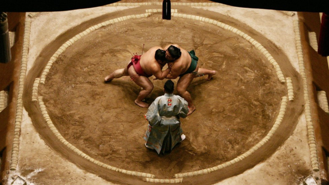 Tradisi Jepang hanya memperbolehkan pria masuk ke ring dan melarang kehadiran perempuan. - Getty Images
