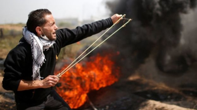 Para pengunjuk rasa menuntut agar mereka diizinkan kembali ke tanah leluhurnya yang sekarang berada di wilayah Israel. - Reuters