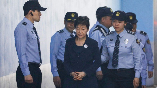 Park dihadirkan ke pengadilan pada Mei 2017 tak lama setelah ditangkap. - AFP