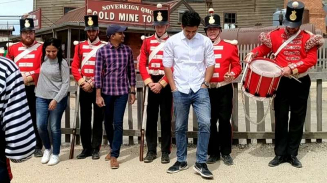 Turis dan pasukan berjaket merah di Sovereign Hill