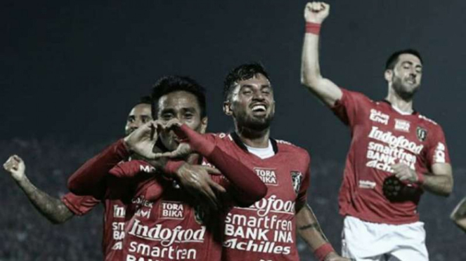 Pemain Bali United rayakan gol.