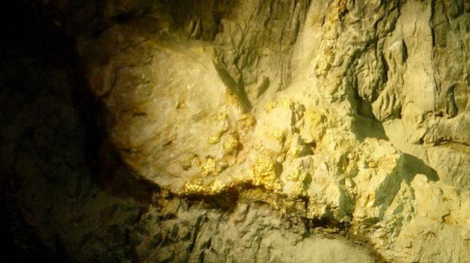 Dinding yang menyisakan emas di bekas tambang tua di Sovereign Hill