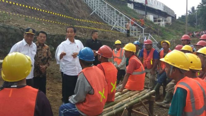 Jokowi bicara dengan para pekerja proyek di Cigombong, Jabar