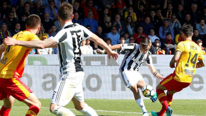 Striker Juventus, Paulo Dybala, saat menghadapi Benevento.