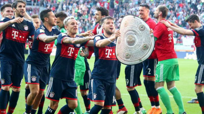 Pemain Bayern Munich rayakan gelar Bundesliga.
